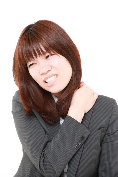 Japonesa mujer de negocios sufre de dolor de cuello — Foto de Stock