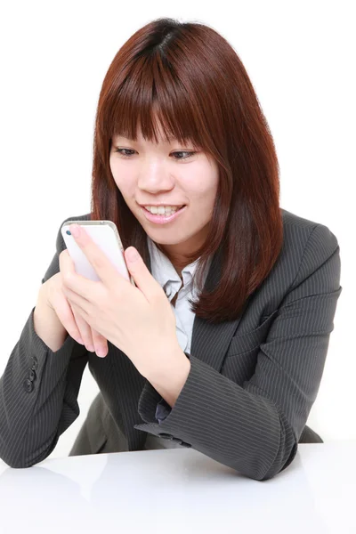 Giovane donna d'affari giapponese con smart phone — Foto Stock