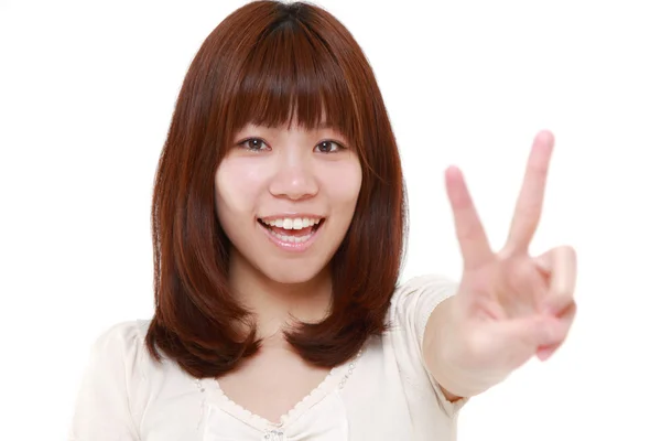 日本年轻女性表现出胜利的手势 — 图库照片