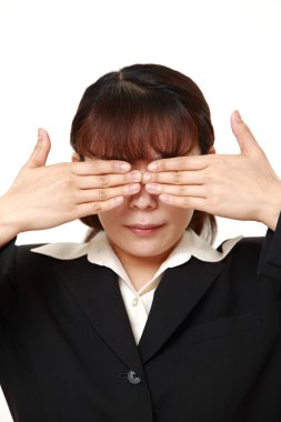  iş kadını elleriyle yüzünü kaplayan