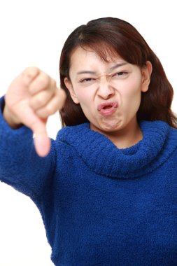 Başparmak aşağı hareketi ile Asyalı kadın