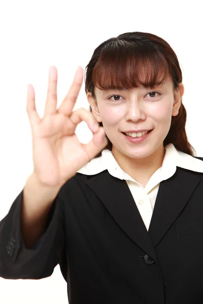 Mujer de negocios poco atractivo mostrando signo perfecto — Foto de Stock