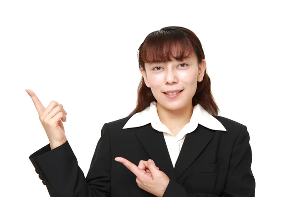 Poco atractivo asiático mujer de negocios presentando y mostrando algo — Foto de Stock