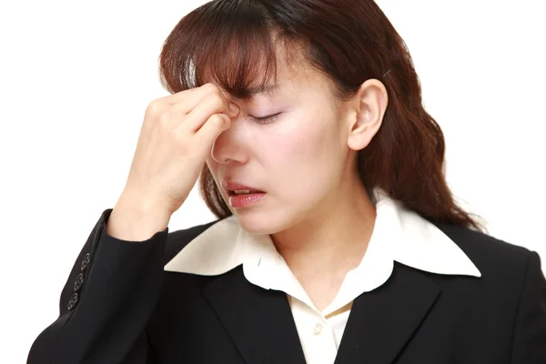 Asiatische Geschäftsfrau leidet an Asthenopie — Stockfoto