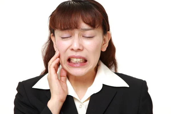 Asiatica donna d'affari soffre di mal di denti — Foto Stock