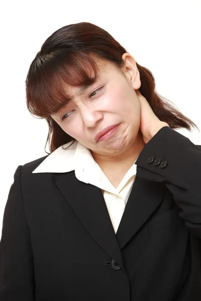 Asiatische Geschäftsfrau leidet unter Nackenschmerzen — Stockfoto