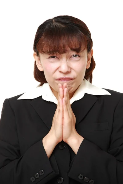 Mujer de negocios doblando sus manos en oración —  Fotos de Stock