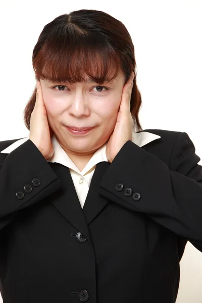 Asiática empresária sofre de ruído — Fotografia de Stock