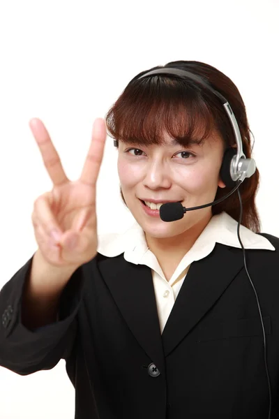 Asiática mujer de negocios de call center con conjuntos de cabeza — Foto de Stock