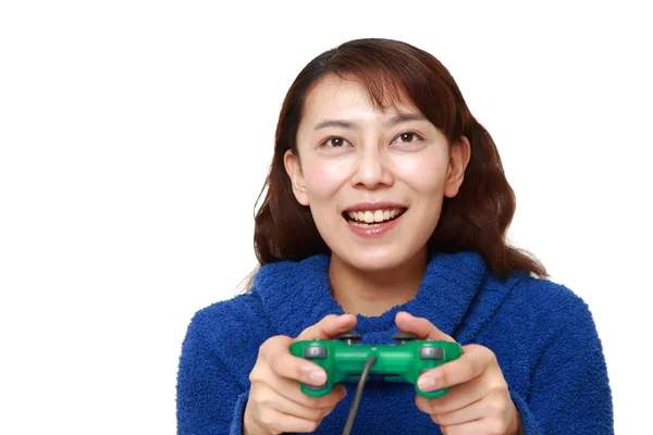 Азіатський жінка, насолоджуючись відеоігри — стокове фото