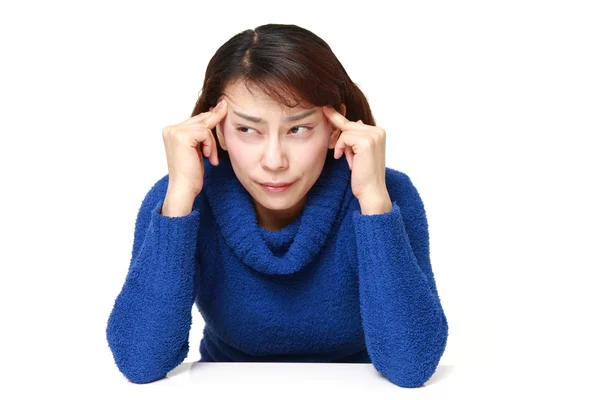 Asiática mujer de negocios sufre de dolor de cabeza — Foto de Stock