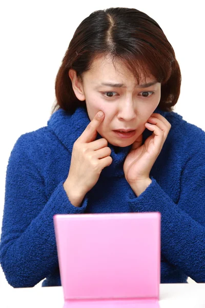 Mulher asiática se preocupa com a pele seca áspera — Fotografia de Stock