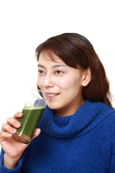 Mulher com suco vegetal verde — Fotografia de Stock