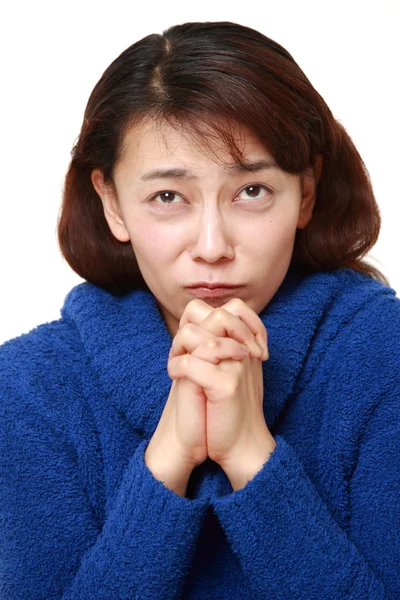 Kvinna fällbara hennes händer i bön — Stockfoto