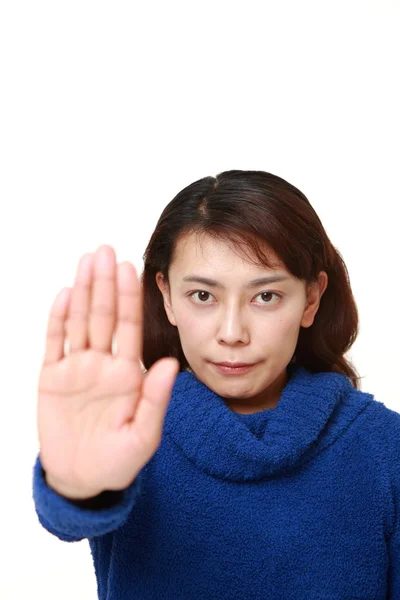 Mujer asiática haciendo stop gesture — Foto de Stock