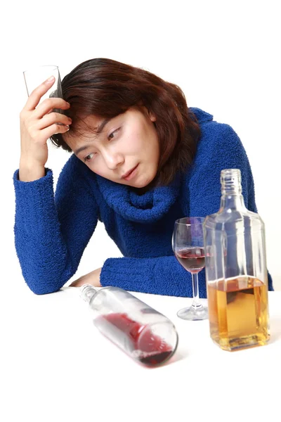 Mulher asiática em depressão está bebendo álcool — Fotografia de Stock