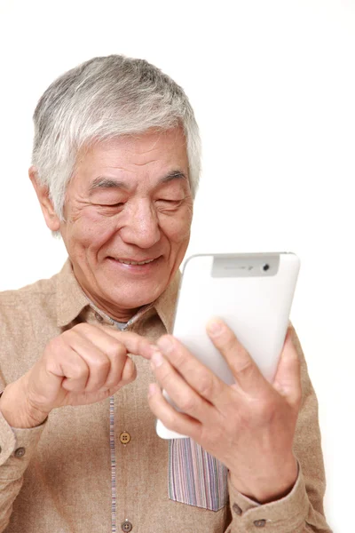 Senior japonés hombre usando tablet ordenador —  Fotos de Stock