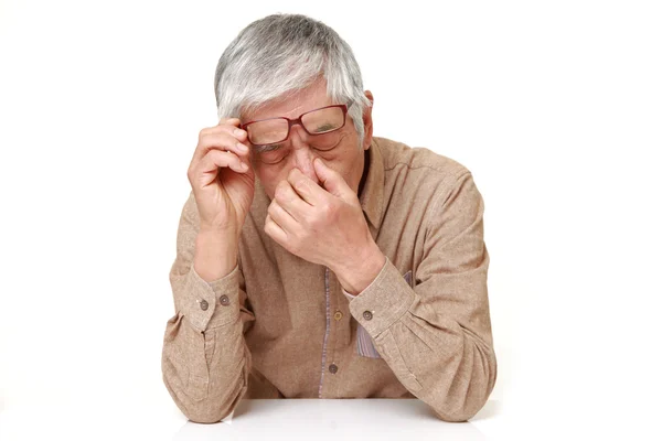 Senior giapponese uomo soffre di astenopia — Foto Stock
