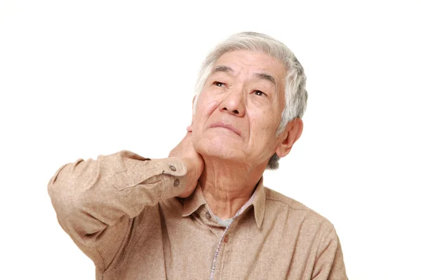 Sênior japonês homem sofre de dor de pescoço — Fotografia de Stock