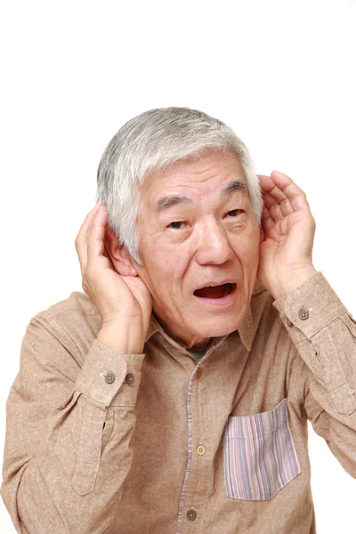 Senior japonais homme avec la main derrière l'oreille écoute attentivement — Photo