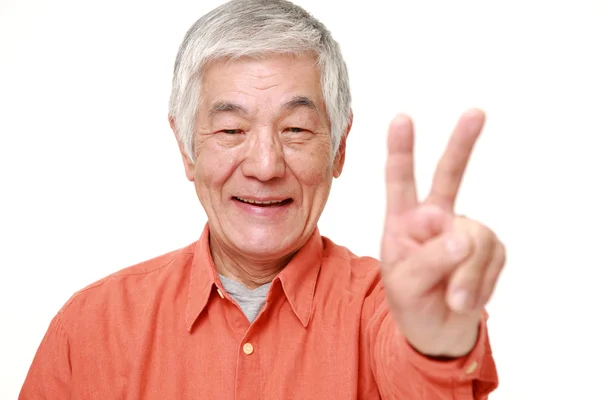 Senior japonés hombre mostrando un signo de victoria —  Fotos de Stock