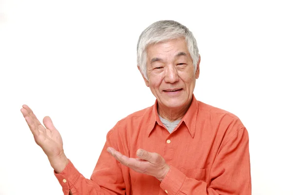 Senior giapponese uomo presentazione e mostrando qualcosa — Foto Stock