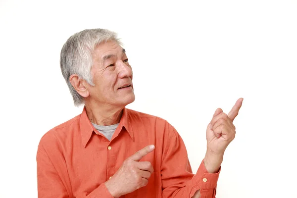 Senior japonés hombre presentando y mostrando algo — Foto de Stock