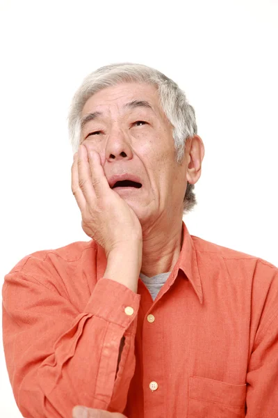 Старший японский мужчина страдает от зубной боли — стоковое фото
