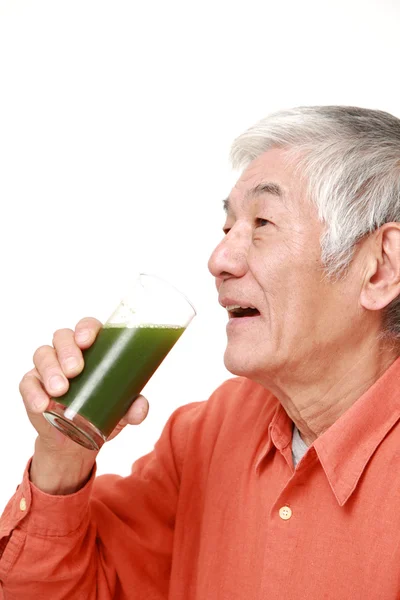 Homem japonês sênior com suco vegetal verde — Fotografia de Stock