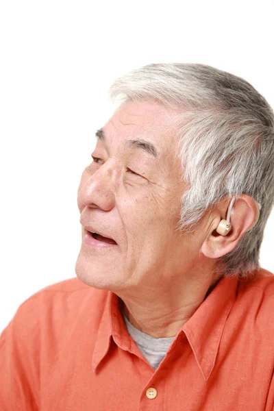 Senior japonés hombre con audífono — Foto de Stock