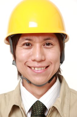 genç Japon inşaat işçisi gülümsüyor