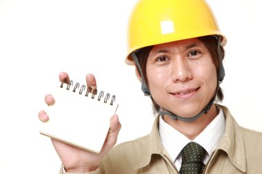 Boş defter tutan Japon inşaat işçisi
