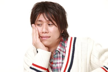 genç Japon adam diş ağrısı muzdarip