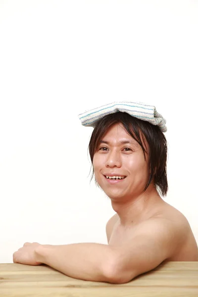 Jonge man ontspannen Japanse volmondig bad — Stockfoto