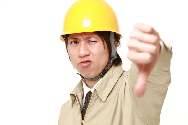 Unga japanska byggnadsarbetare med tummen ner gest — Stockfoto