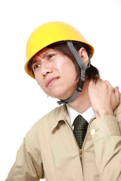 Obrero de la construcción japonés sufre de dolor de cuello —  Fotos de Stock