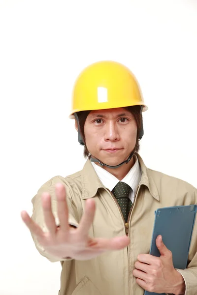 Joven japonés trabajador de la construcción haciendo stop gesture — Foto de Stock