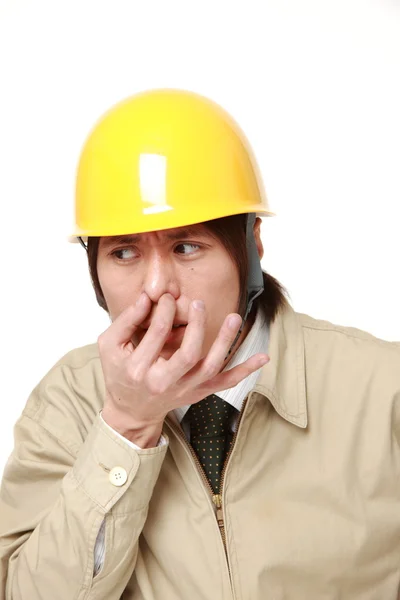Japanska byggnadsarbetare hålla hans näsa på grund av dålig lukt — Stockfoto