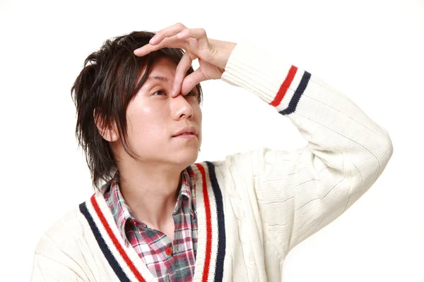 眼精疲労に苦しんでいる若い日本人男性 — ストック写真