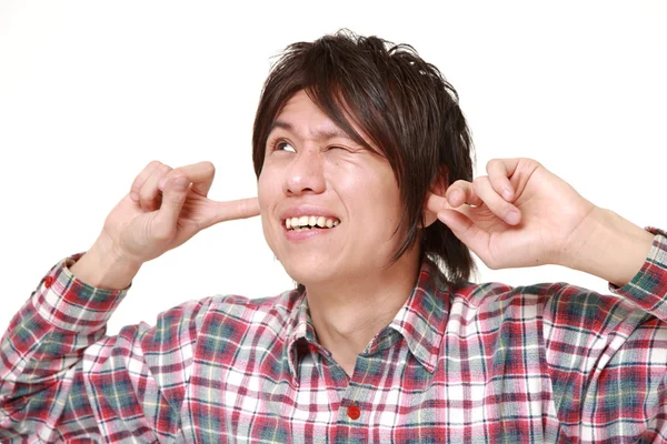Fiatal japán ember szenved zaj — Stock Fotó
