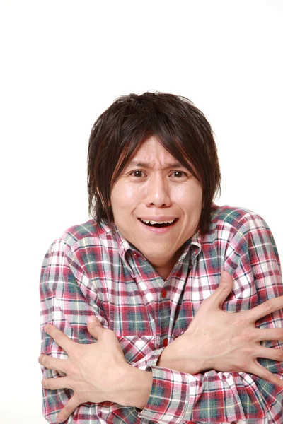 Jonge Japanse man met gevoel koude — Stockfoto