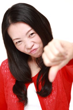 Başparmak aşağı jest kadınla