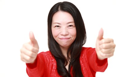 Başparmak yukarıya jest ile Japon kadın