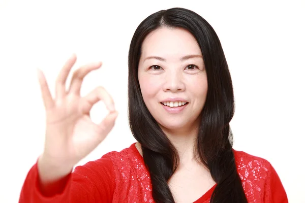 Японская женщина показывает идеальный знак — стоковое фото