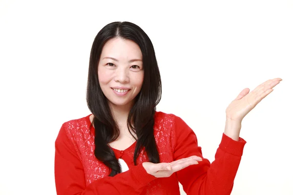 Mujer japonesa presentando — Foto de Stock