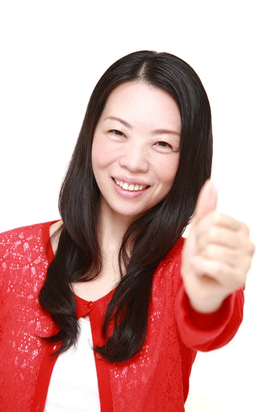 Japansk kvinna med tummen upp gest — Stockfoto