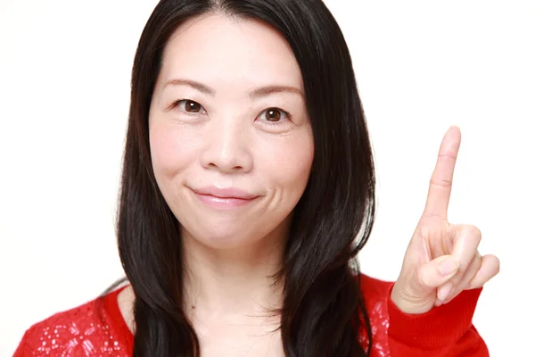 Japansk kvinna presenterar — Stockfoto