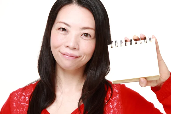 Mulher japonesa segurando notebook em branco — Fotografia de Stock