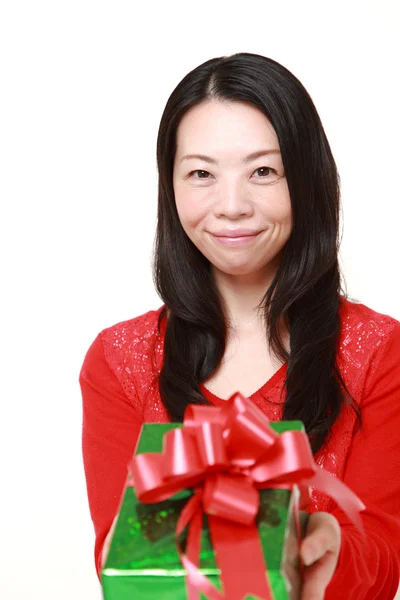 Japansk kvinna erbjuder en gåva — Stockfoto