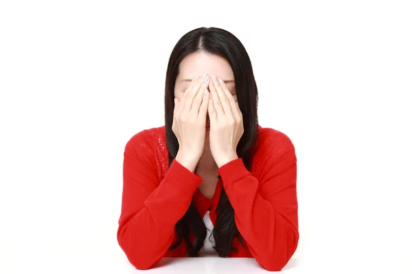 Mujer cubriéndose la cara con las manos — Foto de Stock